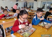 Hợp đồng dịch vụ nấu ăn giảm áp lực cho nhà trường, chất lượng bữa ăn ra sao?