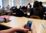 Trường hợp học sinh cấp 2, 3 được dùng điện thoại trong giờ học