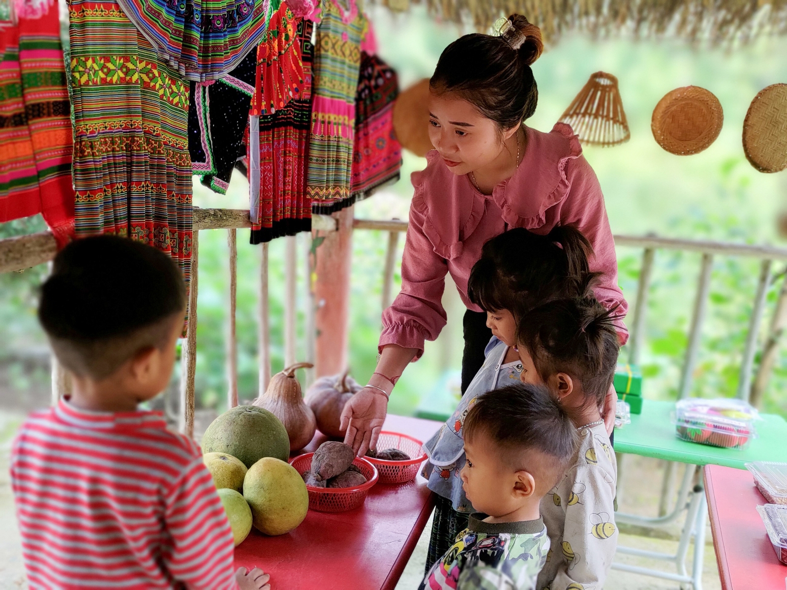 Giáo viên dạy lớp ghép mầm non ở vùng khó cần thêm nguồn "động lực" từ chế độ, chính sách.