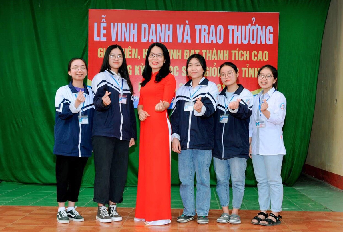 Cô Đặng Thị Hoài Thu (GV Trường THPT Hoằng Hóa 4) cùng học trò trong lễ vinh danh GV, HS đạt thành tích cao trong dạy và học, năm học 2020 – 2021.