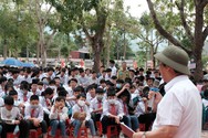 Học sinh vùng cao Bắc Giang ấn tượng với “ông giáo” Nguyễn Lân Dũng
