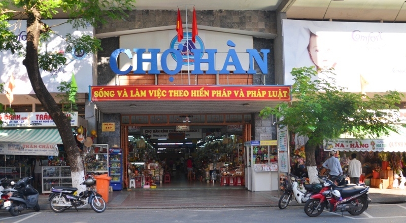 Lối vào cửa chính của chợ Hàn.