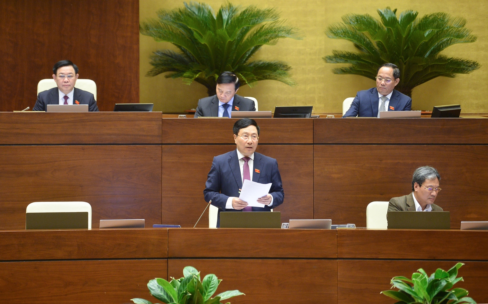 Phó Thủ tướng Thường trực Chính phủ Phạm Bình Minh đăng đàn trả lời chất vấn của đại biểu Quốc hội