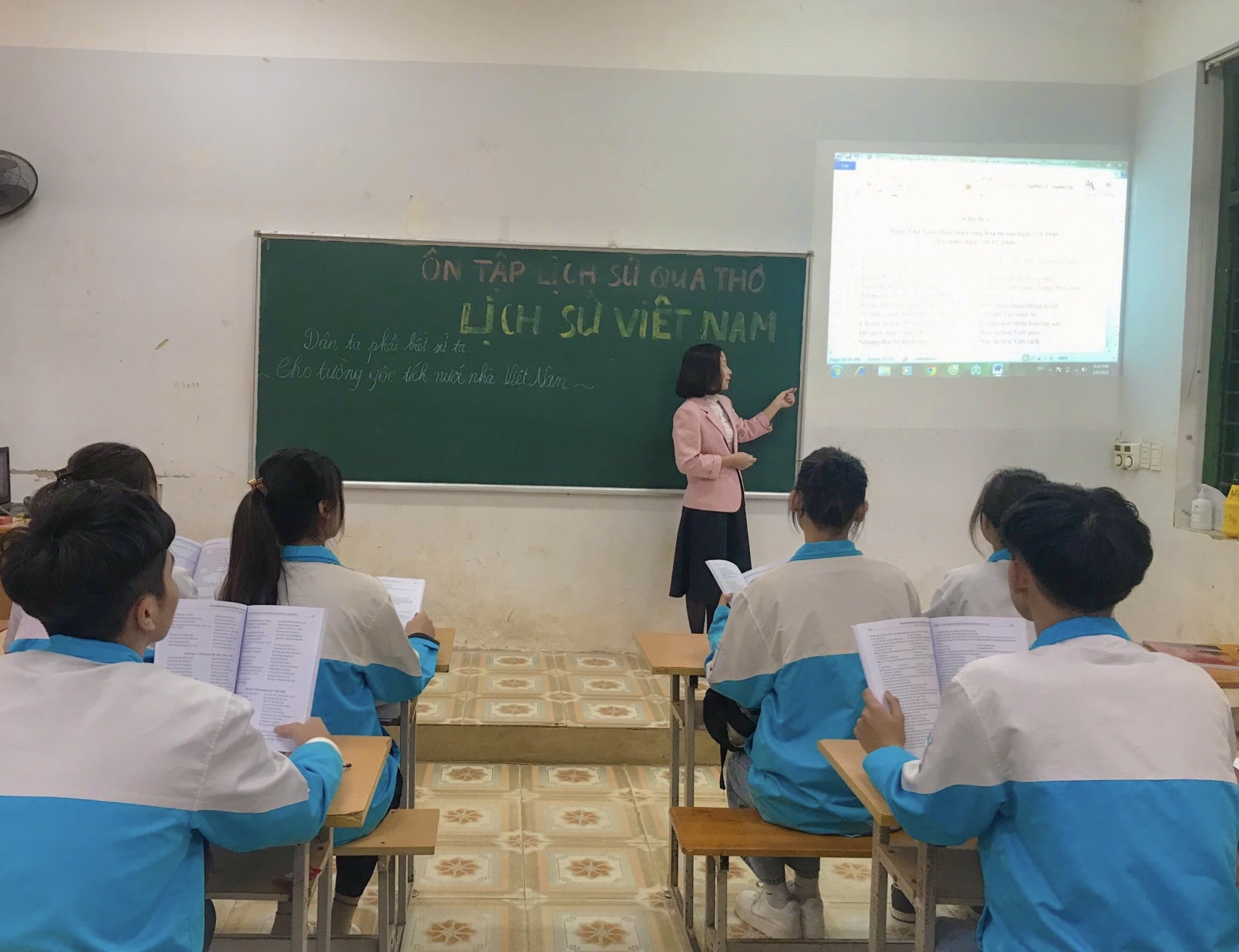 Cô Nguyễn Thị Ngọc Hà ôn tập cho học sinh lớp 12. Ảnh: NVCC.