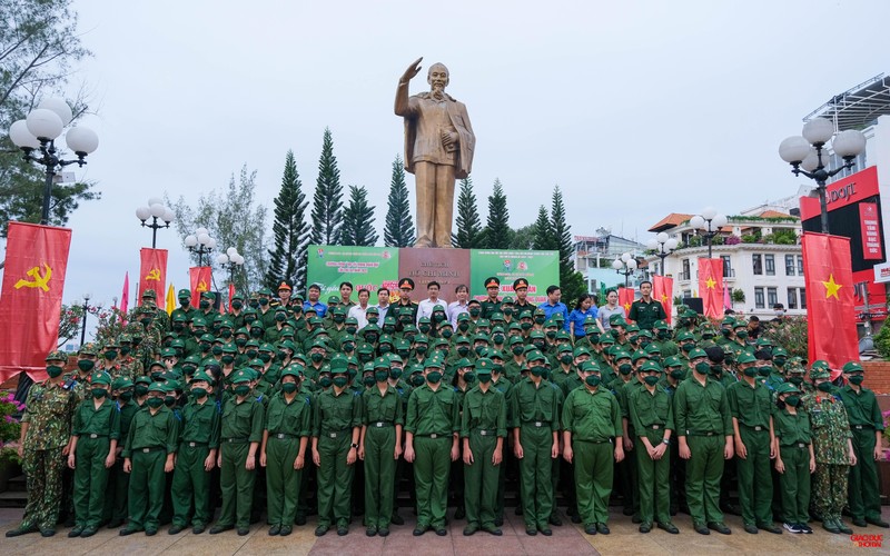 Gần 140 chiến sĩ nhí cùng đại biểu chụp ảnh lưu niệm.