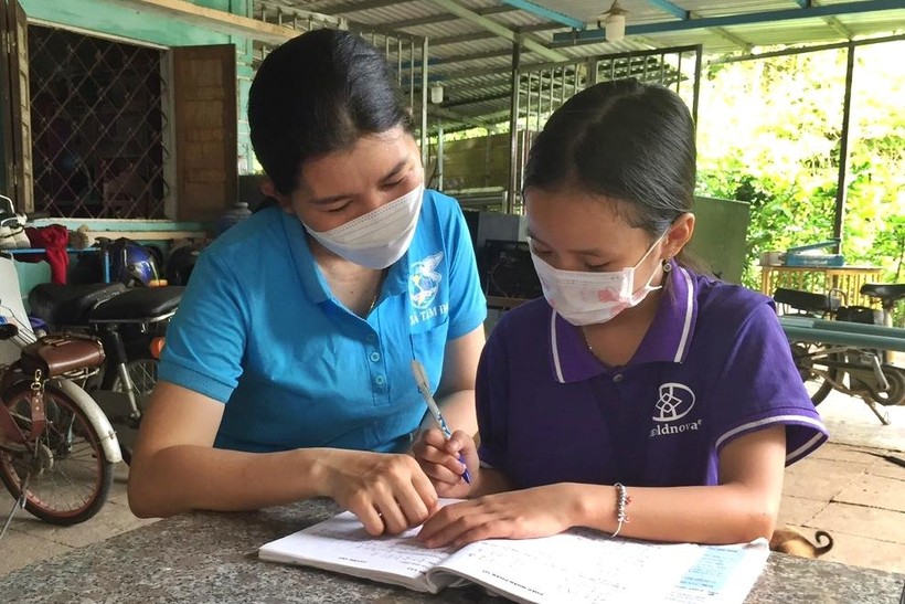 Nhiều hội viên phụ nữ của huyện Phú Ninh (tỉnh Quảng Nam) nhận làm mẹ đỡ đầu cho các em có hoàn cảnh khó khăn. 