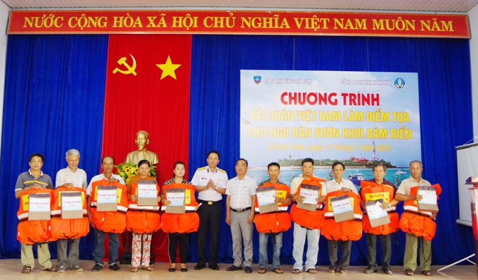 Vùng 4 Hải quân tổ chức chương trình "Hải quân Việt Nam làm điểm tựa cho ngư dân vươn khơi bám biển"