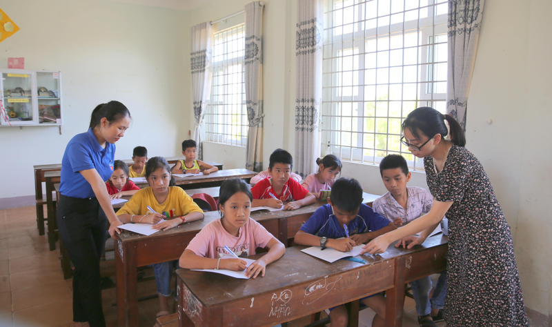 Cô giáo Nguyễn Thị Phương Nhung (giáo viên Trường TH & THCS phường 4) tình nguyện tham gia dạy học lớp phụ đạo hè.