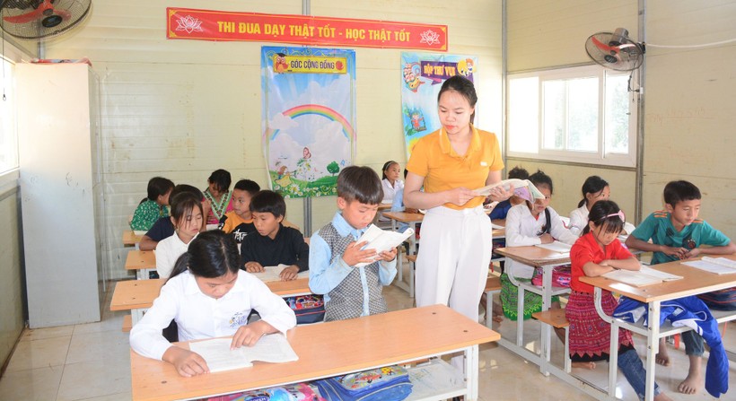 Cô trò tại điểm trường Ón, xã Tam Chung, huyện Mường Lát, tỉnh Thanh Hóa. Ảnh: ITN