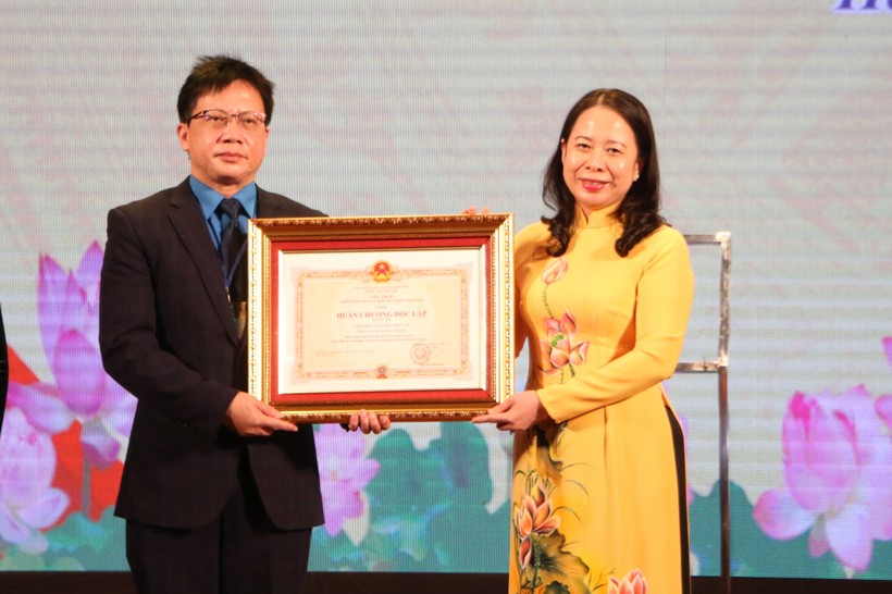 Phó Chủ tịch nước Võ Thị Ánh Xuân trao Huân chương Độc lập hạng 3 cho Công đoàn Giáo dục Việt Nam.