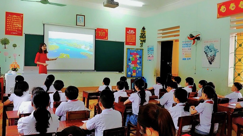 Tiết học ứng dụng CNTT tại Trường Tiểu học Thị trấn Hạ Hòa. ảnh 1