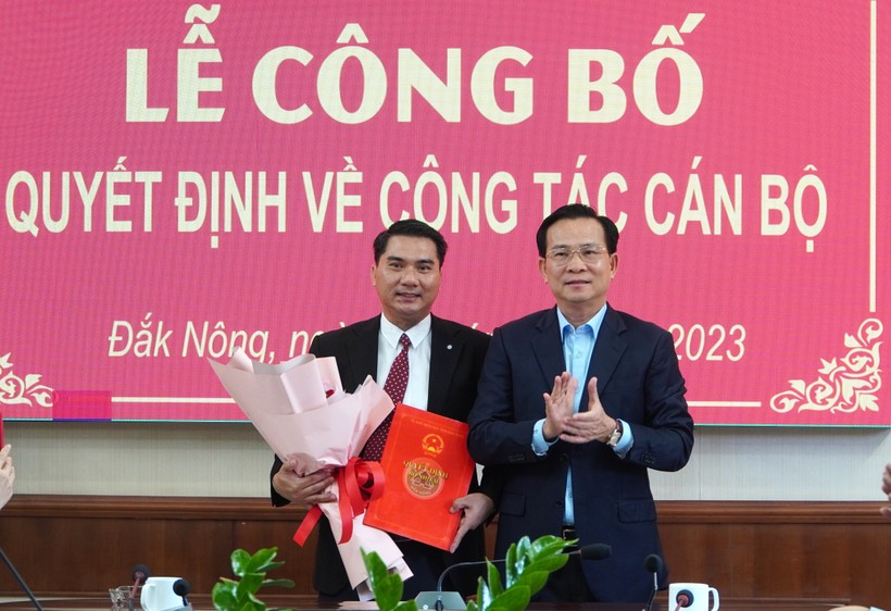 Ông Hồ Văn Mười - Phó Bí thư Tỉnh ủy, Chủ tịch UBND tỉnh trao quyết định cho TS. Phan Thanh Hải. (Ảnh: CTV)