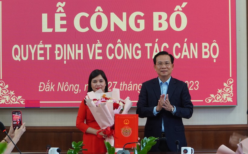 Ông Hồ Văn Mười - Phó Bí thư Tỉnh ủy, Chủ tịch UBND tỉnh trao quyết định cho bà Nguyễn Thị Thu. (Ảnh: CTV)