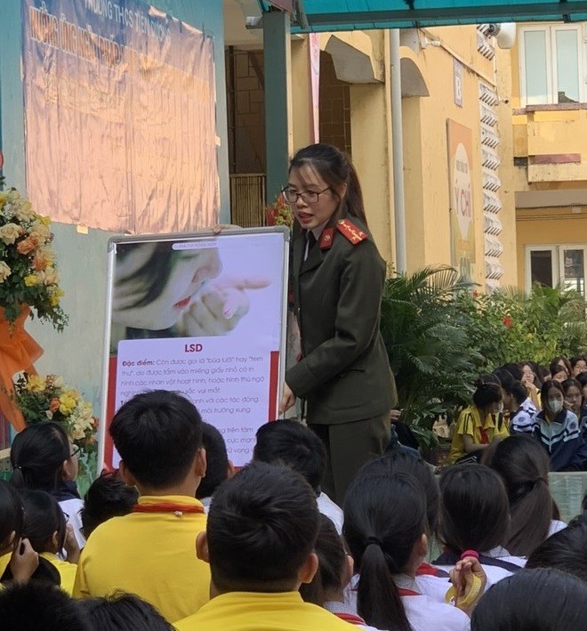 Công an huyện Đông Anh (Hà Nội) tuyên truyền cho học sinh nhận diện ma túy và tác hại của chất kích thích.