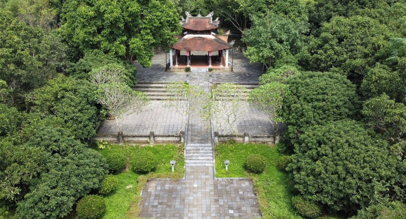 Khu lăng mộ cùng tượng đài của Đại danh y Hải Thượng Lãn Ông Lê Hữu Trác nằm ở xã Sơn Trung, huyện Hương Sơn, tỉnh Hà Tĩnh.