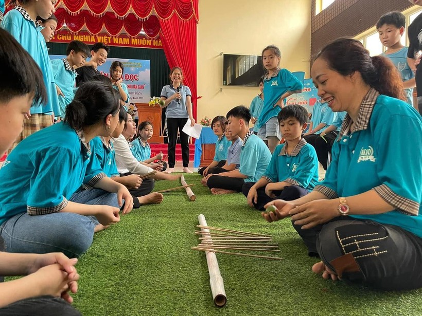 Cô và trò Trường PTDT Nội trú huyện Phú Lương tham gia trò chơi dân gian.
