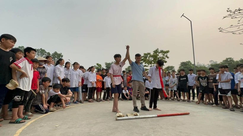 Học sinh Trường PTDT Nội trú huyện Phú Lương tham gia chơi đẩy gậy.