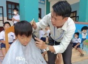 ‘Tiệm cắt tóc 0 đồng’ của thầy hiệu trưởng nơi xã đảo
